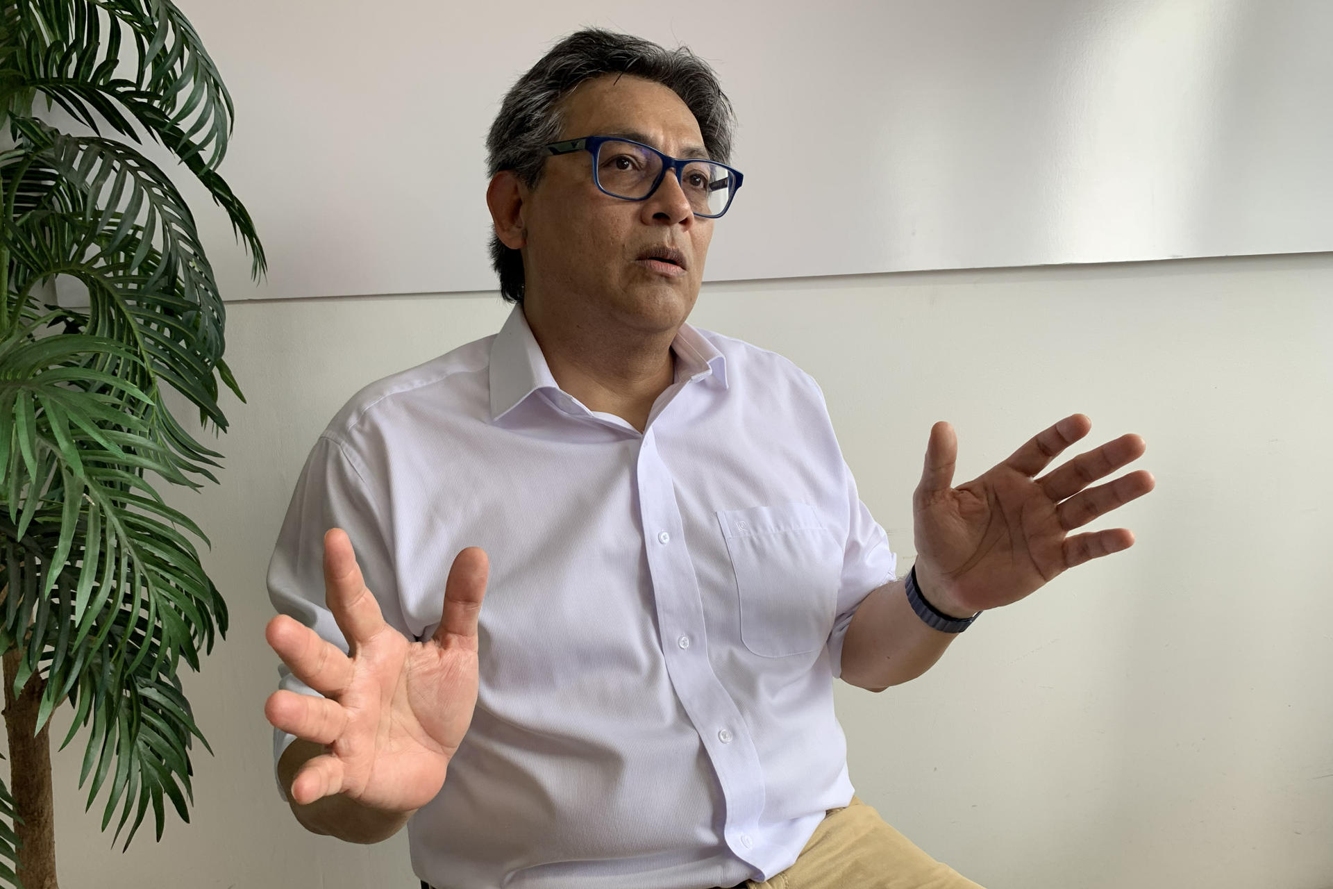 Fotografía del 29 de mayo de 2026 del desterrado escritor Arquímedes González hablando durante una entrevista con EFE en San José (Costa Rica). EFE/ Douglas Marín
