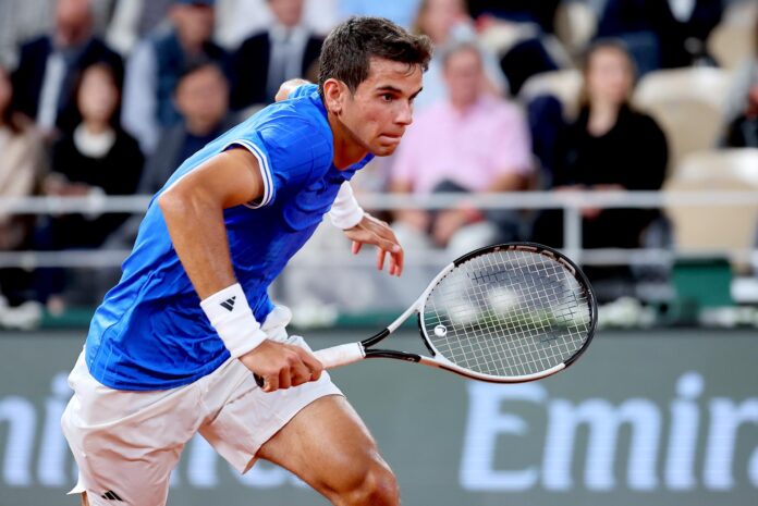 El español Rafael Jódar durante su partido ante el alemán Alexander Zverez, ante el que perdió por 7-6 (3), 6-1 y 6-3, en ronda de cuartos de Roland Garros. EFE/EPA/CHRISTOPHE PETIT TESSON
