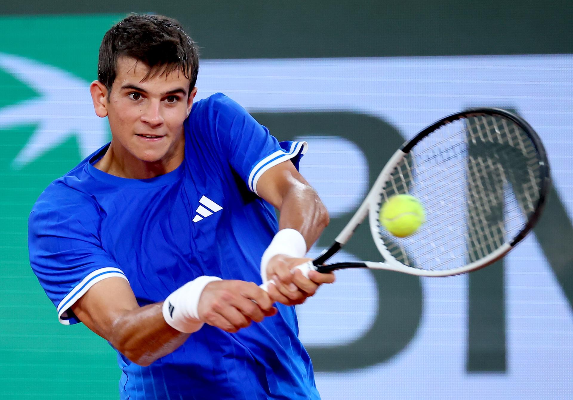 El español Rafael Jódar durante su partido ante el alemán Alexander Zverez, ante el que perdió por 7-6 (3), 6-1 y 6-3, en ronda  de cuartos de Roland Garros. EFE/EPA/CHRISTOPHE PETIT TESSON
