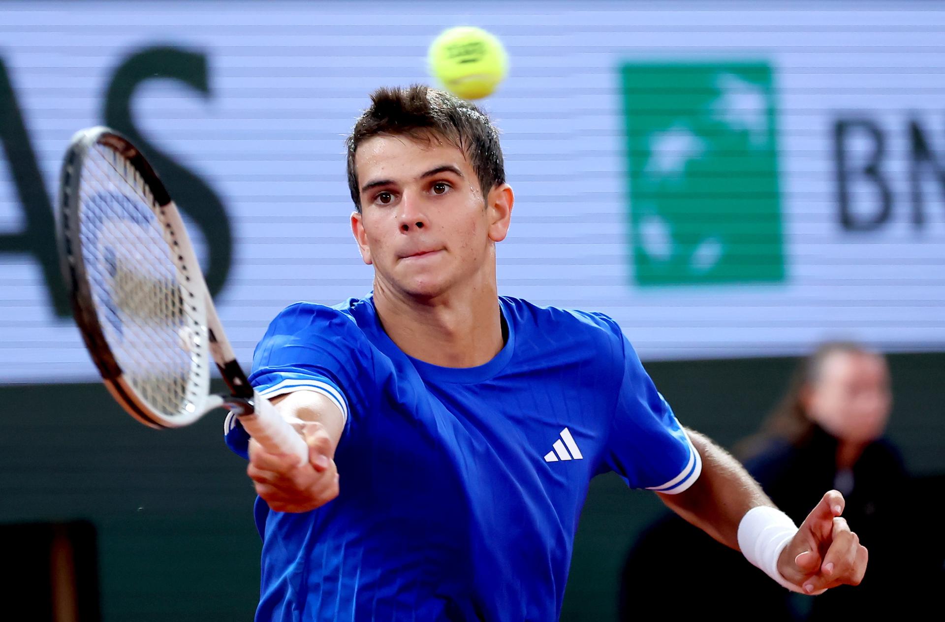 El español Rafael Jódar durante su partido ante el alemán Alexander Zverez, ante el que perdió por 7-6 (3), 6-1 y 6-3, en ronda  de cuartos de Roland Garros. EFE/EPA/CHRISTOPHE PETIT TESSON
