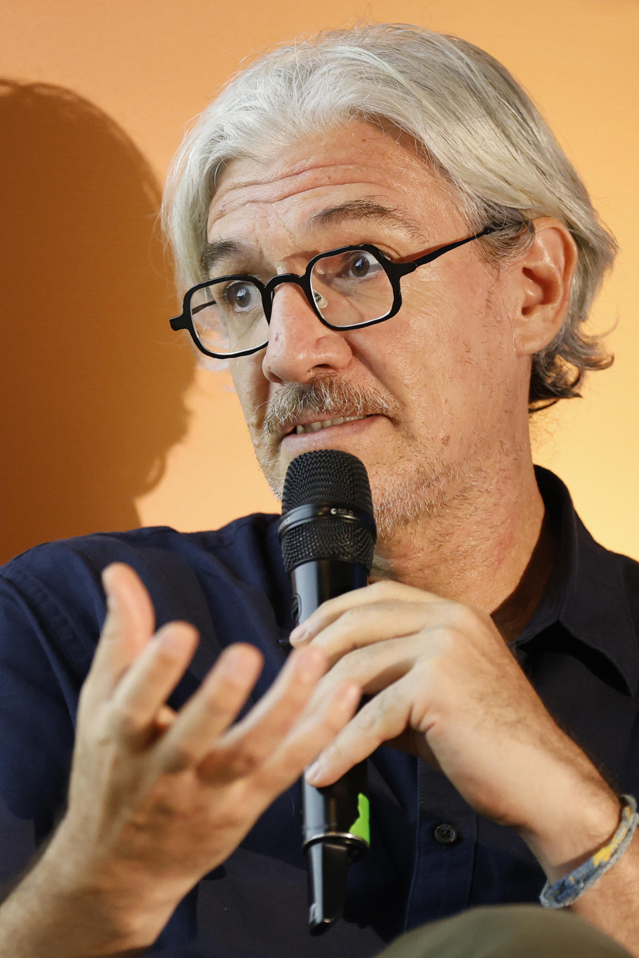 Fotografía del 21 de Mayo de 2026 que muestra al escritor mexicano Emiliano Monge hablando durante el festival literario Centroamérica Cuenta, en Ciudad de Panamá (Panamá). EFE/ Bienvenido Velasco
