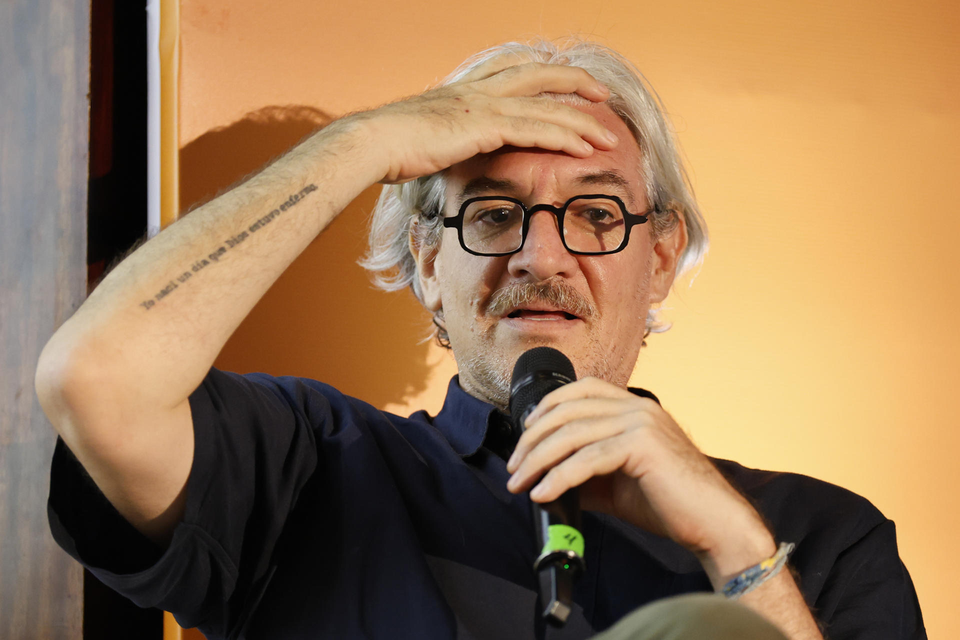 Fotografía del 21 de Mayo de 2026 que muestra al escritor mexicano Emiliano Monge hablando durante el festival literario Centroamérica Cuenta, en Ciudad de Panamá (Panamá). EFE/ Bienvenido Velasco
