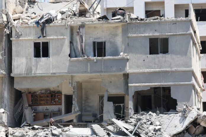 Edificios destruidos tras un bombardeo israelí que tuvo como objetivo la ciudad de Tiro, en Líbano. EFE/EPA/WAEL HAMZEH

