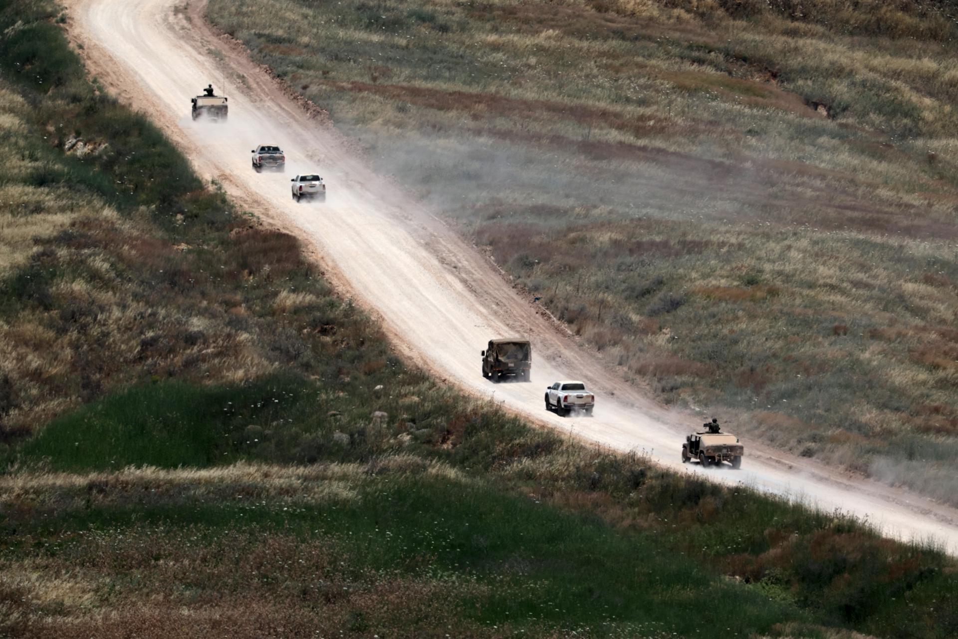 Un convoy de vehículos militares israelíes maniobra dentro del sur del Líbano, visto desde el lado israelí de la frontera en la Alta Galilea,. EFE/EPA/ATEF SAFADI
