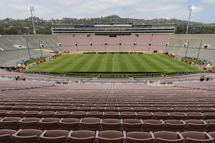 Fotografía de archivo de las graderías y el campo de fútbol del estadio Rose Bowl en Los Ángeles (EE.UU.). EFE/ Angel Colmenares ARCHIVO
