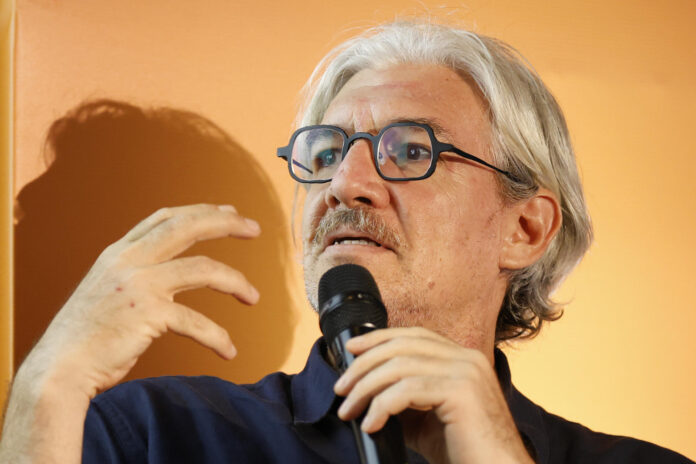 Fotografía del 21 de mayo de 2026 que muestra al escritor mexicano Emiliano Monge hablando durante el festival literario Centroamérica Cuenta, en Ciudad de Panamá (Panamá). EFE/ Bienvenido Velasco

