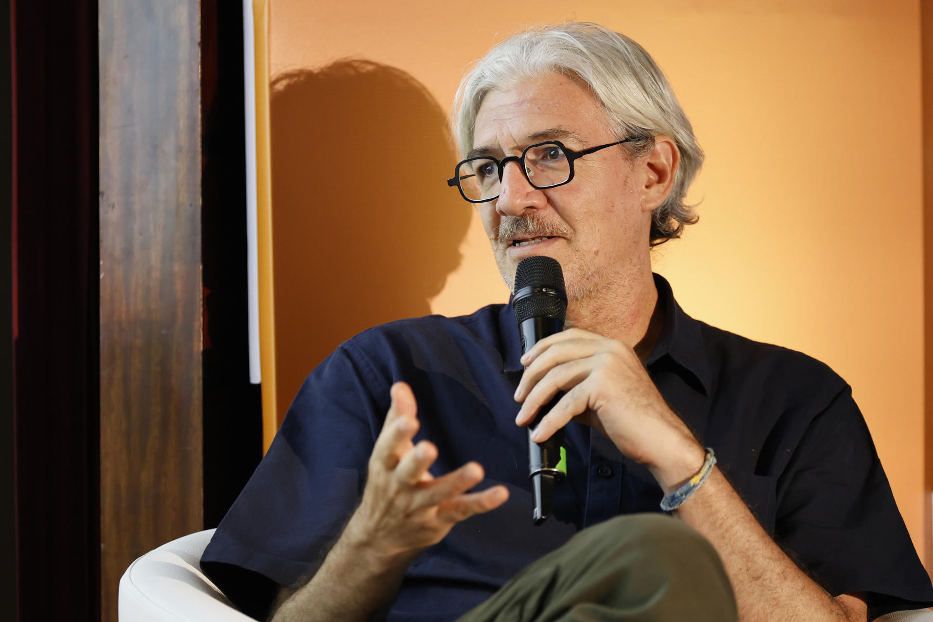 Fotografía del 21 de mayo de 2026 que muestra al escritor mexicano Emiliano Monge hablando durante el festival literario Centroamérica Cuenta, en Ciudad de Panamá (Panamá).  EFE/ Bienvenido Velasco
