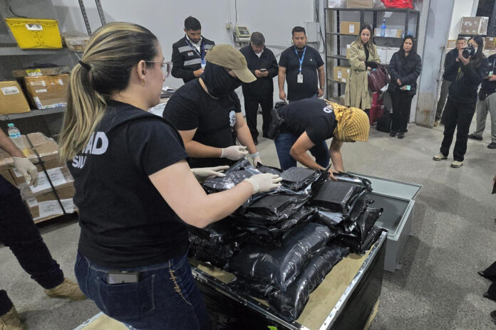 Fotografía cedida este 2 de junio por la Secretaría Nacional Antidrogas de Paraguay que muestra a algunos de sus integrantes durante un operativo de detección de marihuana oculta en supuestas obras de arte, en Luque (Paraguay). EFE/Secretaría Nacional Antidrogas de Paraguay
