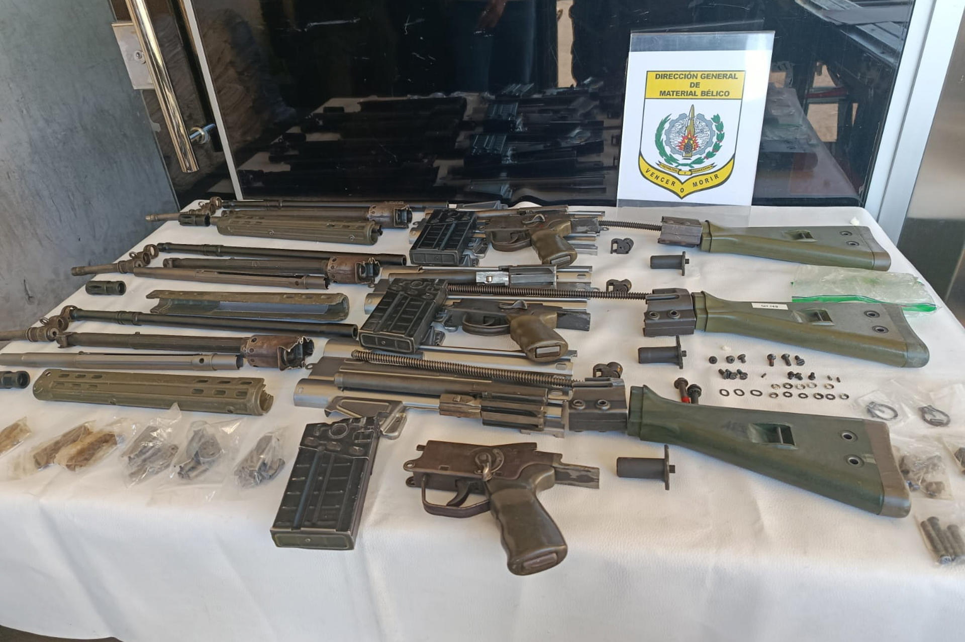 Fotografía cedida este 2 de junio por el Ministerio de Defensa de Paraguay que muestra armas de fuego incautadas en un operativo este lunes, en Luque (Paraguay). EFE/Ministerio de Defensa de Paraguay
