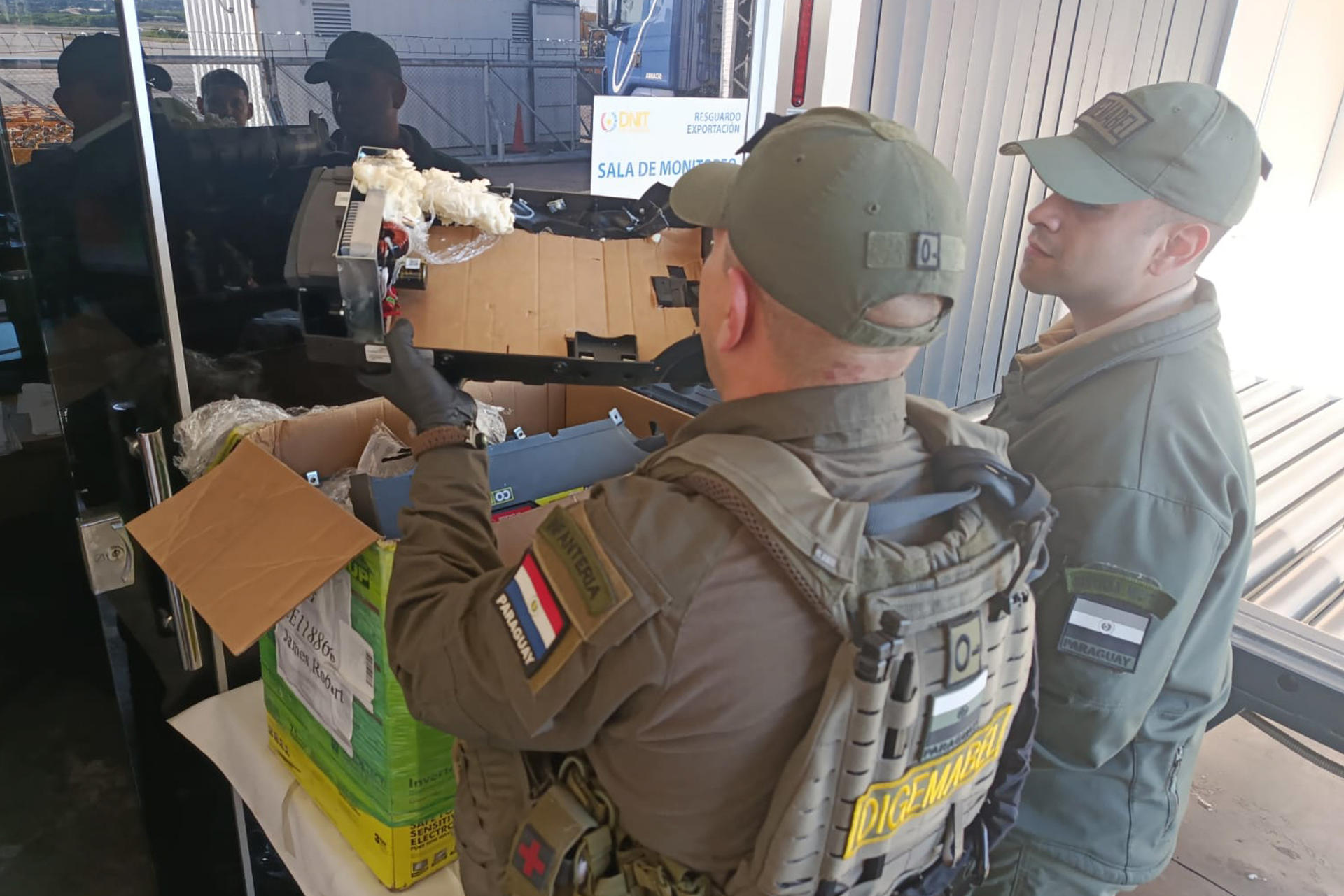 Fotografía cedida por el Ministerio de Defensa de Paraguay que muestra a integrantes de la Dirección General de Material Bélico de Paraguay, durante un operativo de incautación de armas de fuego, en Luque (Paraguay). EFE/Ministerio de Defensa de Paraguay
