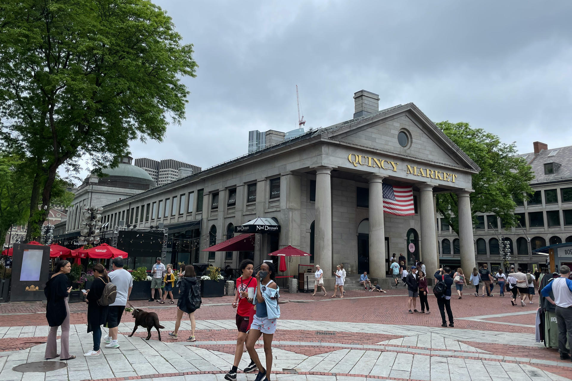 Fotografía divulgada por Bernd Dittrich donde aparecen unas personas paseando frente al Quincy Market en Boston, Massachusetts (EE.UU.). EFE/Bernd Dittrich /SOLO USO EDITORIAL
