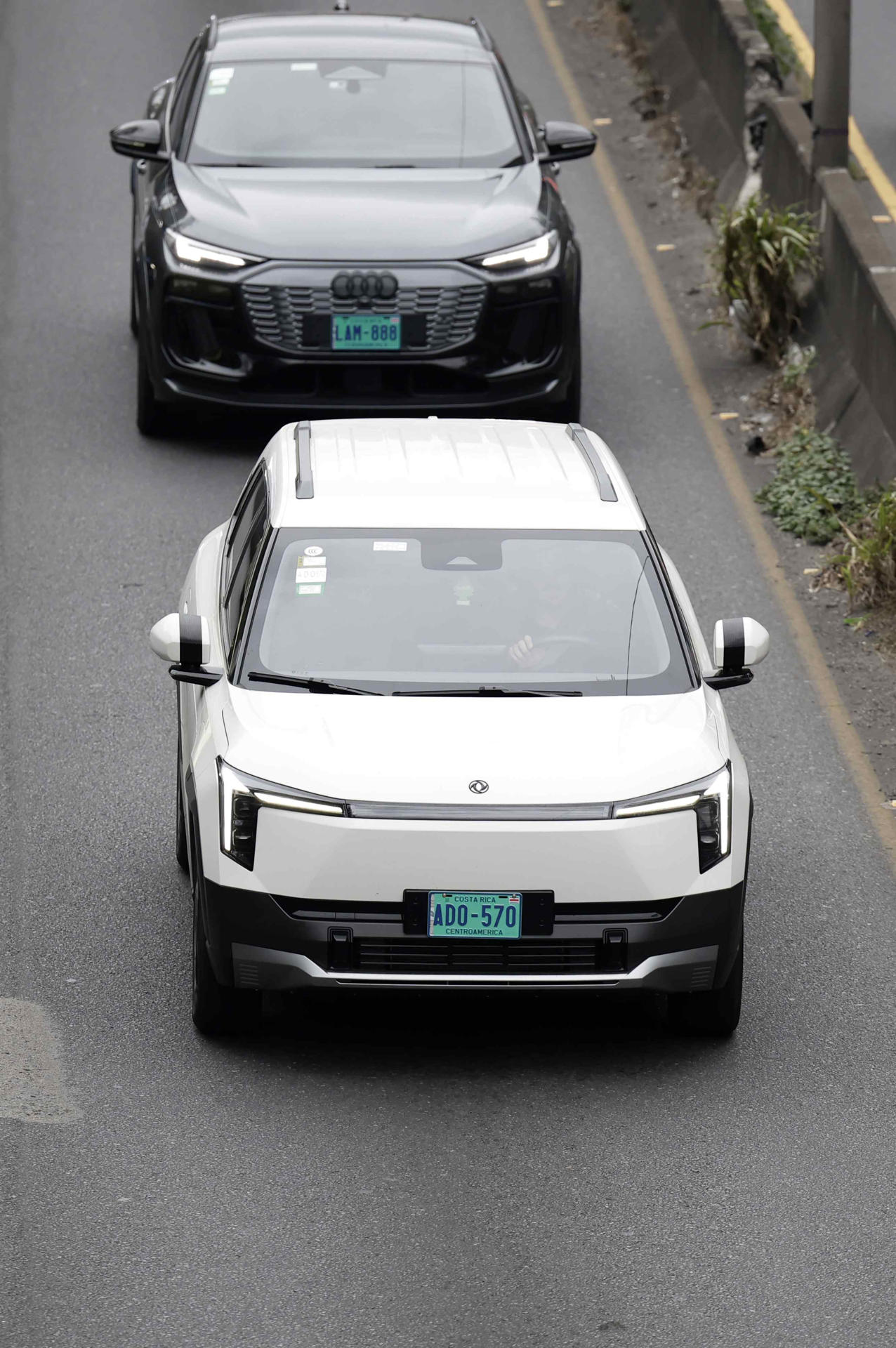 Fotografía del 21 de mayo de 2026 que muestra un vehículo eléctrico en una calle en San José (Costa Rica). EFE/ Jeffrey Arguedas
