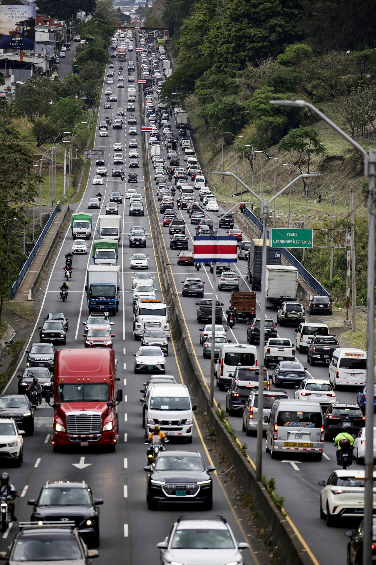 Fotografía del 21 de mayo de 2026 que muestra vehículos en una calle en San José (Costa Rica). EFE/ Jeffrey Arguedas
