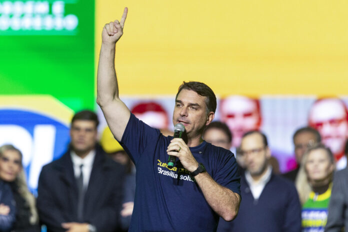 El senador brasileño y candidato presidencial, Flávio Bolsonaro, fue captado el pasado 29 de mayo, durante un acto proselitista, en Curitiba (Brasil). EFE/Hedeson Alves
