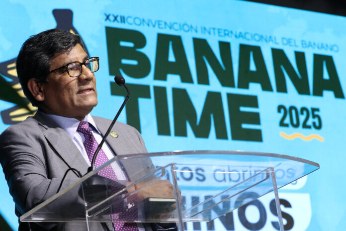 Fotografía de archivo en la que se captó al ministro de Producción, Comercio Exterior e Inversiones de Ecuador, Luis Alberto Jaramillo, durante un congreso, en Guayaquil (Ecuador). EFE/Jonathan Miranda
