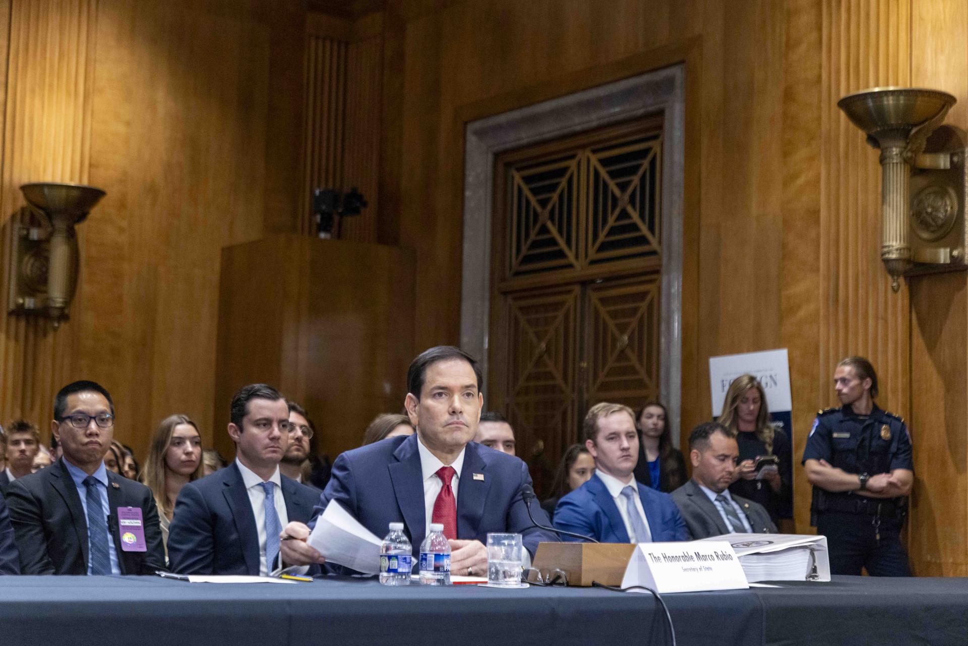 El secretario de Estado de Estados Unidos, Marco Rubio, comparece ante la Comisión de Relaciones Exteriores del Senado en la audiencia sobre la solicitud de presupuesto del Departamento de Estado para el año fiscal 2027 en el Capitolio en Washington, D.C., EE. UU., el 2 de junio de 2026. EFE/SHAWN THEW
