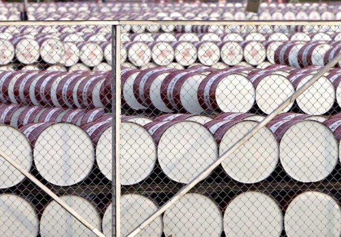 Imagen de archivo de un depósito de barriles de petróleo. EFE/Bagus Indahono
