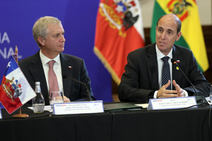 El ministro de Seguridad Pública de Chile, Martin Arrau (d), fue captado el pasado 28 de mayo, junto al presidente José Antonio Kast, durante el encuentro de alto nivel para el combate de la delincuencia organizada transnacional, en Santiago de Chile. EFE/Javier Torres
