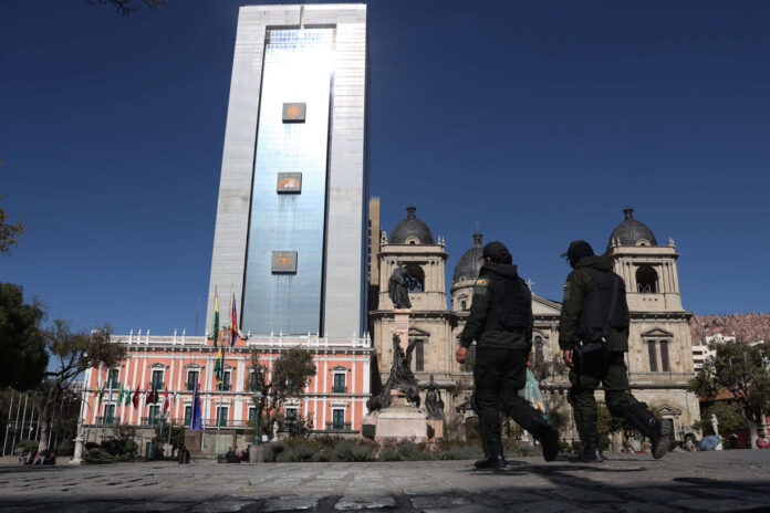 Integrantes de la Policía de Bolivia custodian la Plaza Murillo este 2 de junio de 2026, en La Paz (Bolivia). EFE/ Luis Gandarillas
