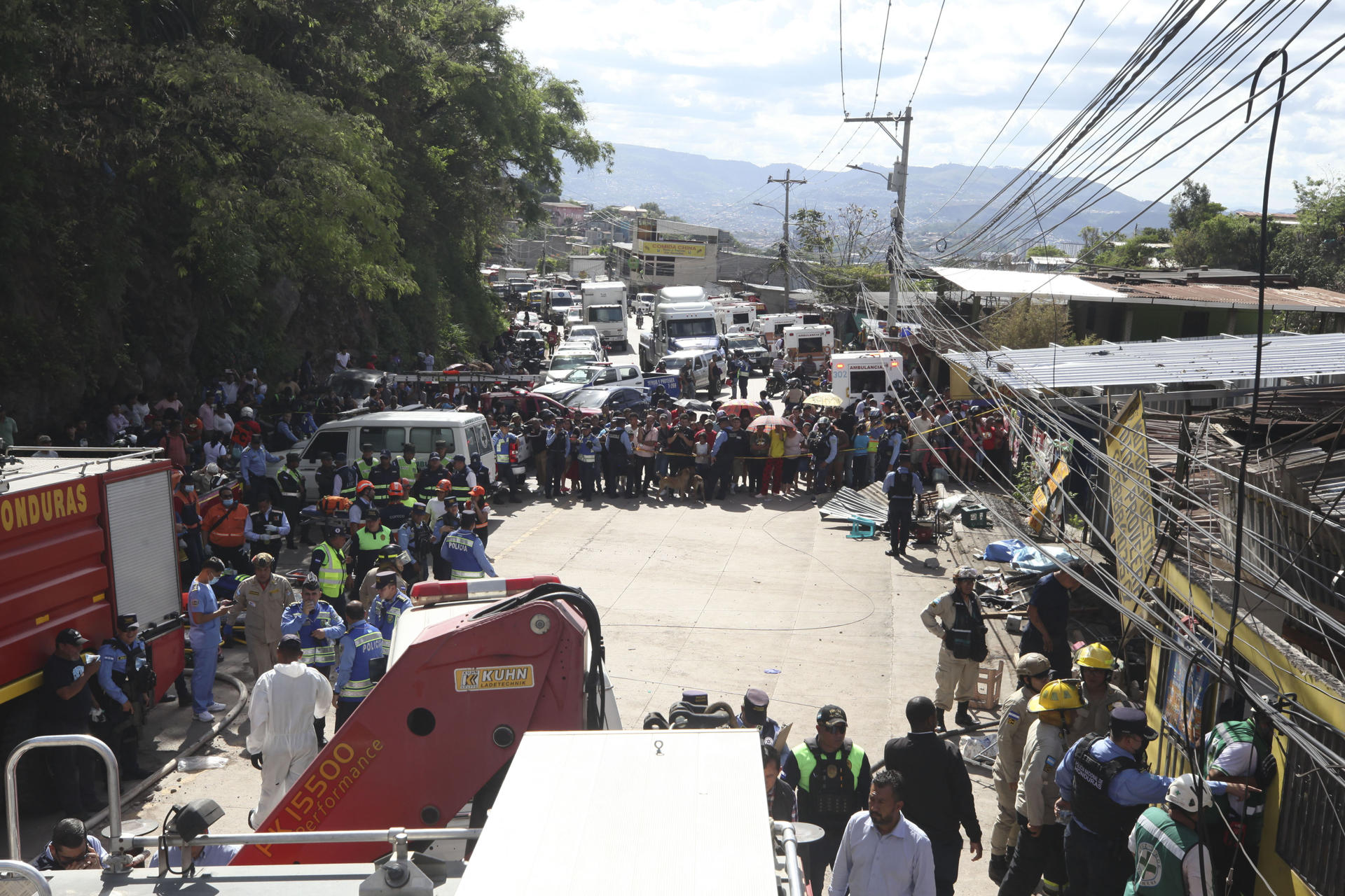 Vista general de la zona donde un volquete se estrelló contra varias viviendas en Tegucigalpa (Honduras), accidente que deja al menos a ocho personas muertas. EFE/STR
