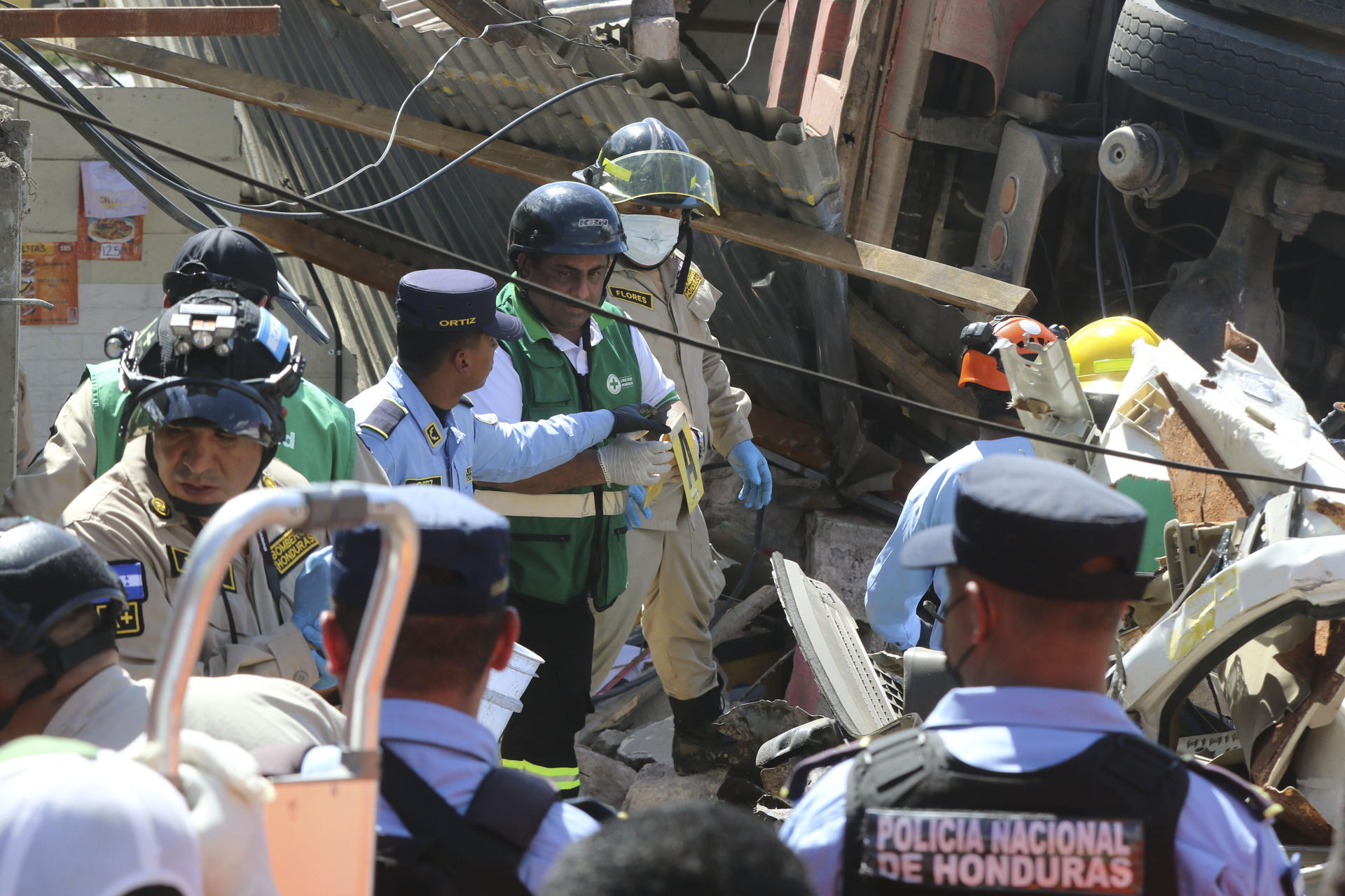 Socorristas de Honduras fueron captados este 1 de junio al cargar el cuerpo de una de las víctimas mortales del accidente de una volquete, en Tegucigalpa (Honduras). EFE/STR
