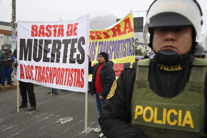 Fotografía de archivo del 26 de septiembre de 2024 de personas durante una protesta de transportistas contra la criminalidad en Lima (Perú). EFE/ Paolo Aguilar/ ARCHIVO
