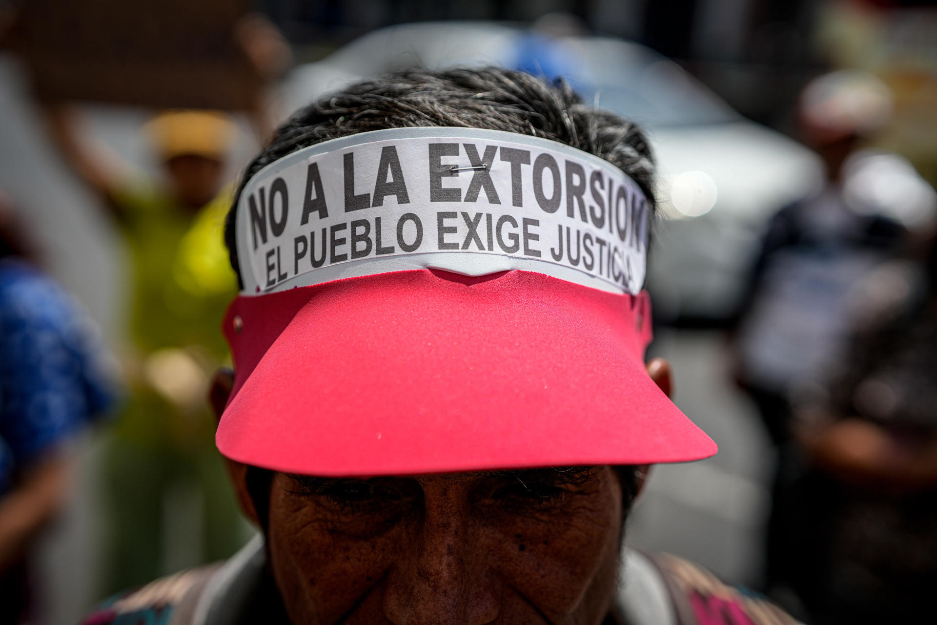 Fotografía de archivo del 11 de octubre de 2024 de una persona durante una protesta de transportistas contra la criminalidad en Lima (Perú). EFE/ John Reyes/ ARCHIVO
