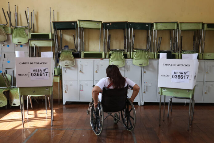 Fotografía de archivo del 12 de abril de 2026 que muestra a una persona asistiendo a votar en Lima (Perú). EFE/ Paul Vallejos/ ARCHIVO
