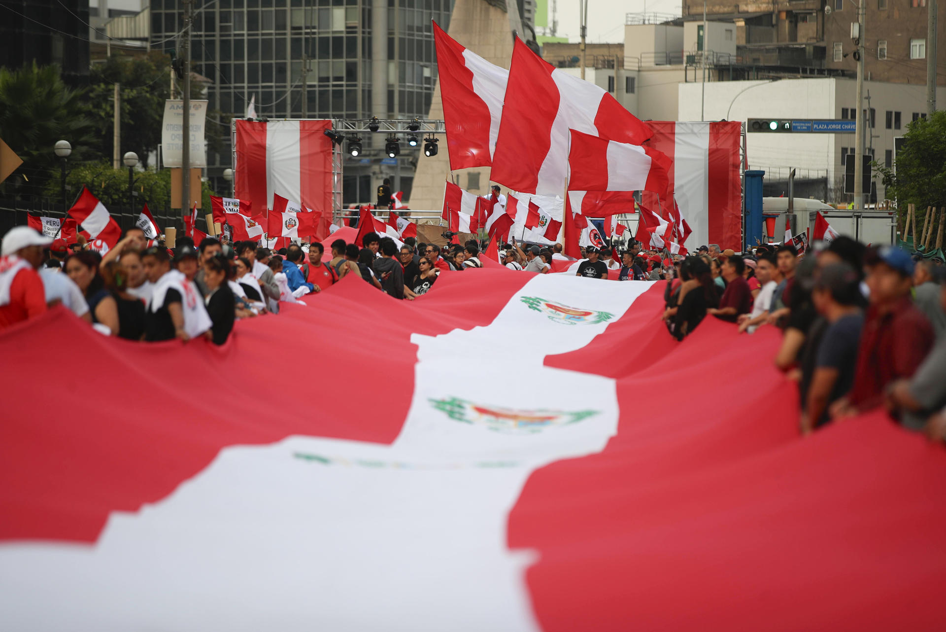 Fotografía de archivo del 6 de mayo de 2026 de un grupo de personas sosteniendo banderas de Perú en una manifestación contra el Jurado Nacional de Elecciones (JNE) en Lima (Perú). EFE/ Paolo Aguilar/ ARCHIVO
