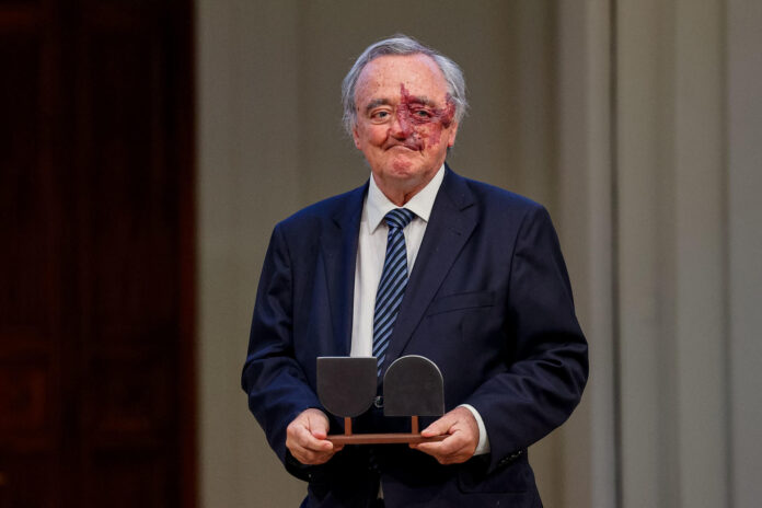 En la imagen de archivo, el bioquímico Mariano Barbacid tras recibir uno de los galardones entregados en la IV edición de los Premios Valor Añadido en la Fundación BBVA, en Madrid. EFE / Daniel González.

