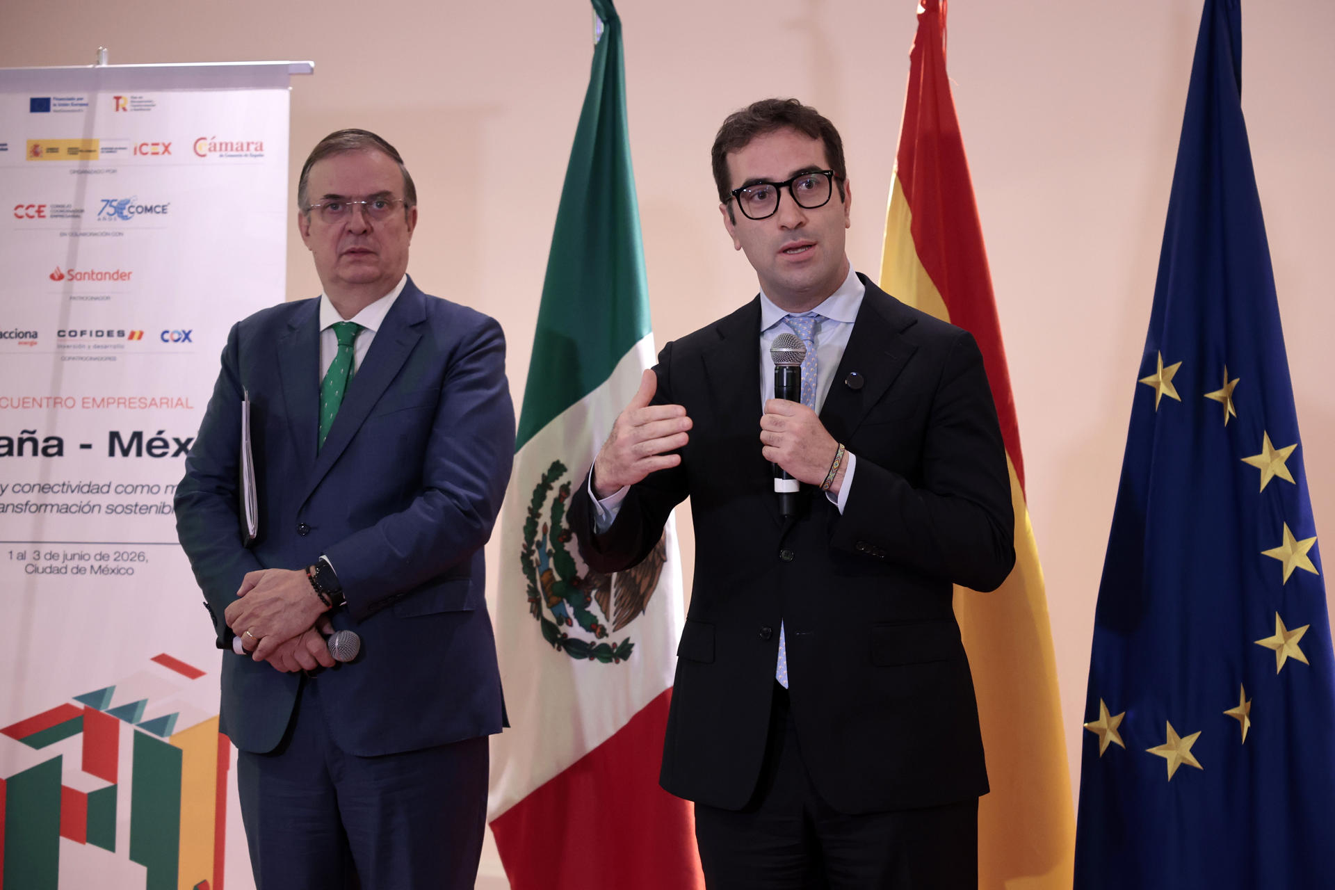 El vicepresidente primero del Gobierno español, Carlos Cuerpo (d), habla junto al secretario de Economía de México, Marcelo Ebrad, durante el encuentro empresarial 'Tecnología y competitividad como motores de transformación sostenible' este martes, en Ciudad de México (México). EFE/ José Méndez