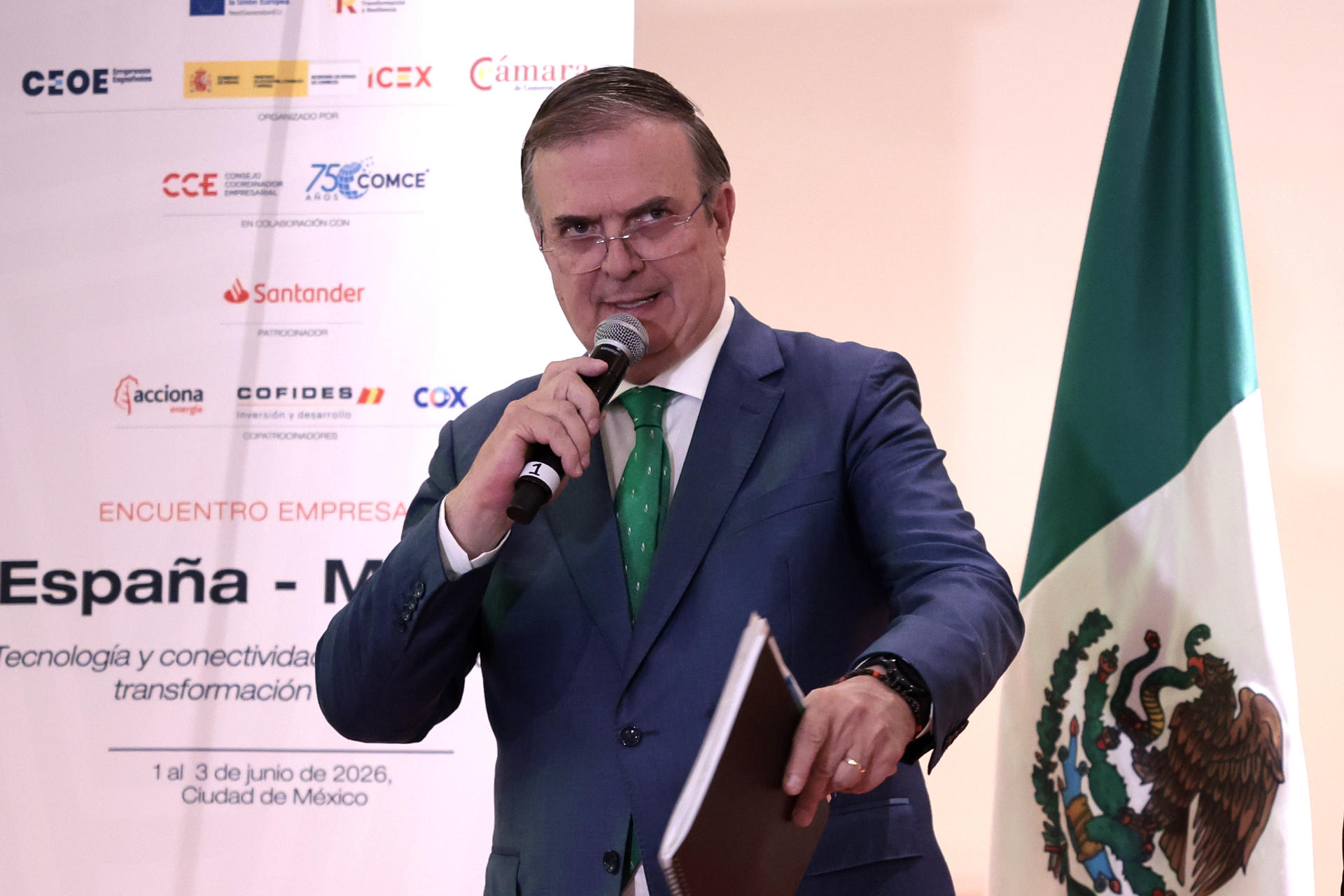 El secretario de Economía de México, Marcelo Ebrad, habla durante el encuentro empresarial 'Tecnología y competitividad como motores de transformación sostenible' este martes, en Ciudad de México (México). EFE/ José Méndez
