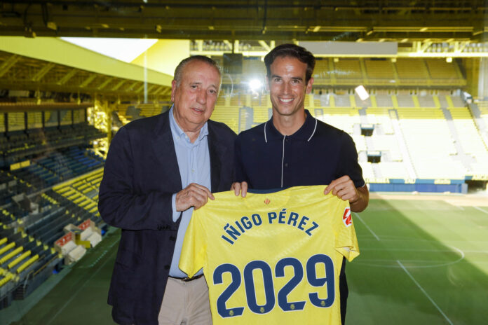 El nuevo entrenador del Villarreal, Iñigo Pérez, durante su presentación oficial este martes junto al presidente del club, Fernando Roig (i), en la que dijo estar “muy ilusionado” con esta nueva etapa y afirmó que no puede prometer resultados, pero sí “sacrificio, trabajo e ilusión”. EFE/Andreu Esteban
