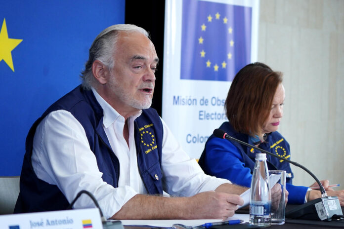 El vicepresidente tercero del Parlamento Europeo y jefe de la Misión de Observación Electoral de la Unión Europea para Colombia (MOE UE), Esteban González Pons (i), fue captado, este 2 de junio, durante una rueda de prensa, en Bogotá (Colombia). EFE/Pablo Seco
