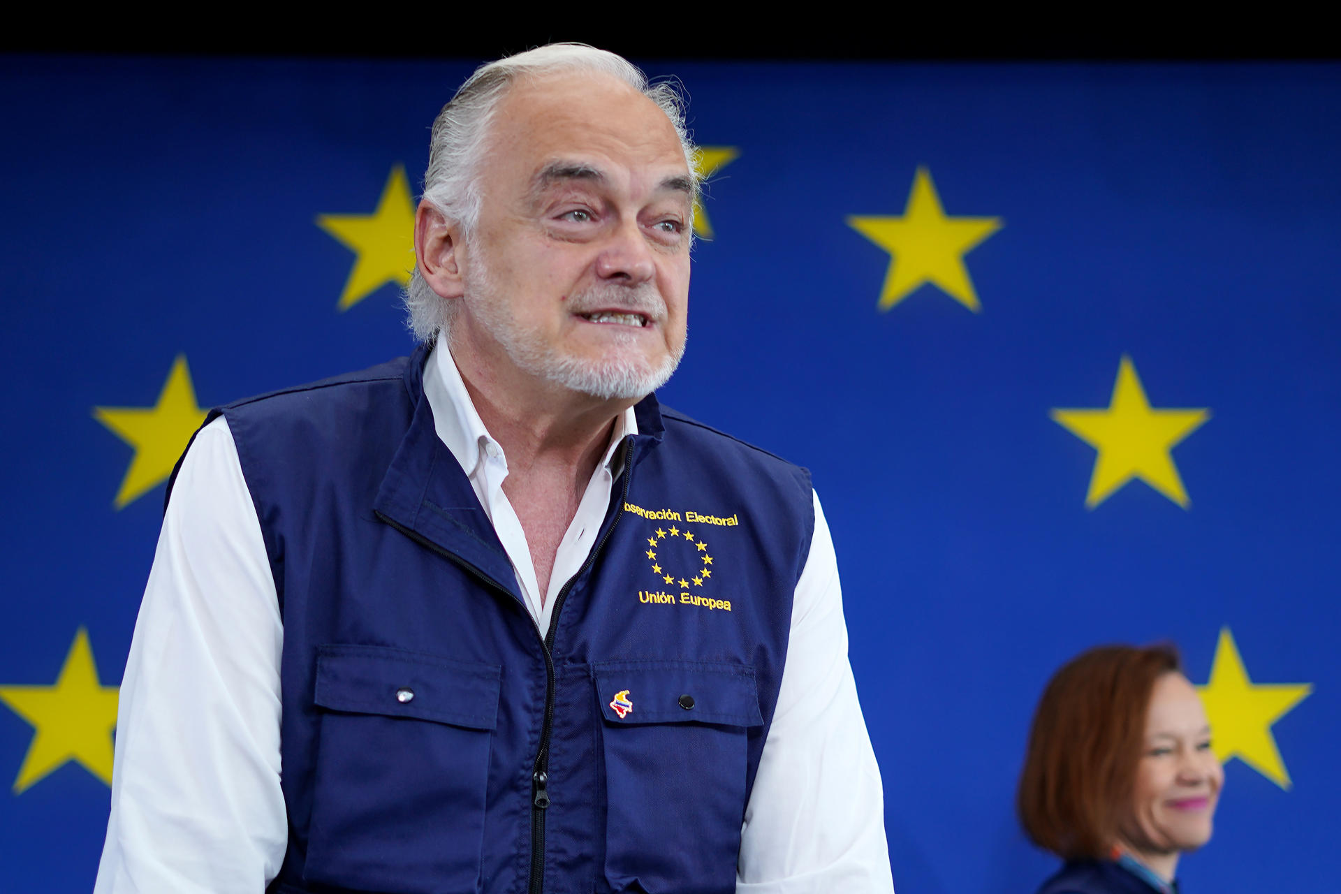 El vicepresidente tercero del Parlamento Europeo y jefe de la Misión de Observación Electoral de la Unión Europea para Colombia (MOE UE), Esteban González Pons (i), fue captado, este 2 de junio, durante una rueda de prensa, en Bogotá (Colombia). EFE/Pablo Seco
