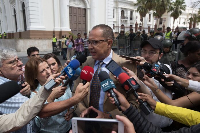 Fotografía de archivo, tomada en mayo de 2019, en la que se captó al entonces diputado venezolano Richard Blanco (c), al atender a la prensa, en Caracas (Venezuela). EFE/Rayner Peña
