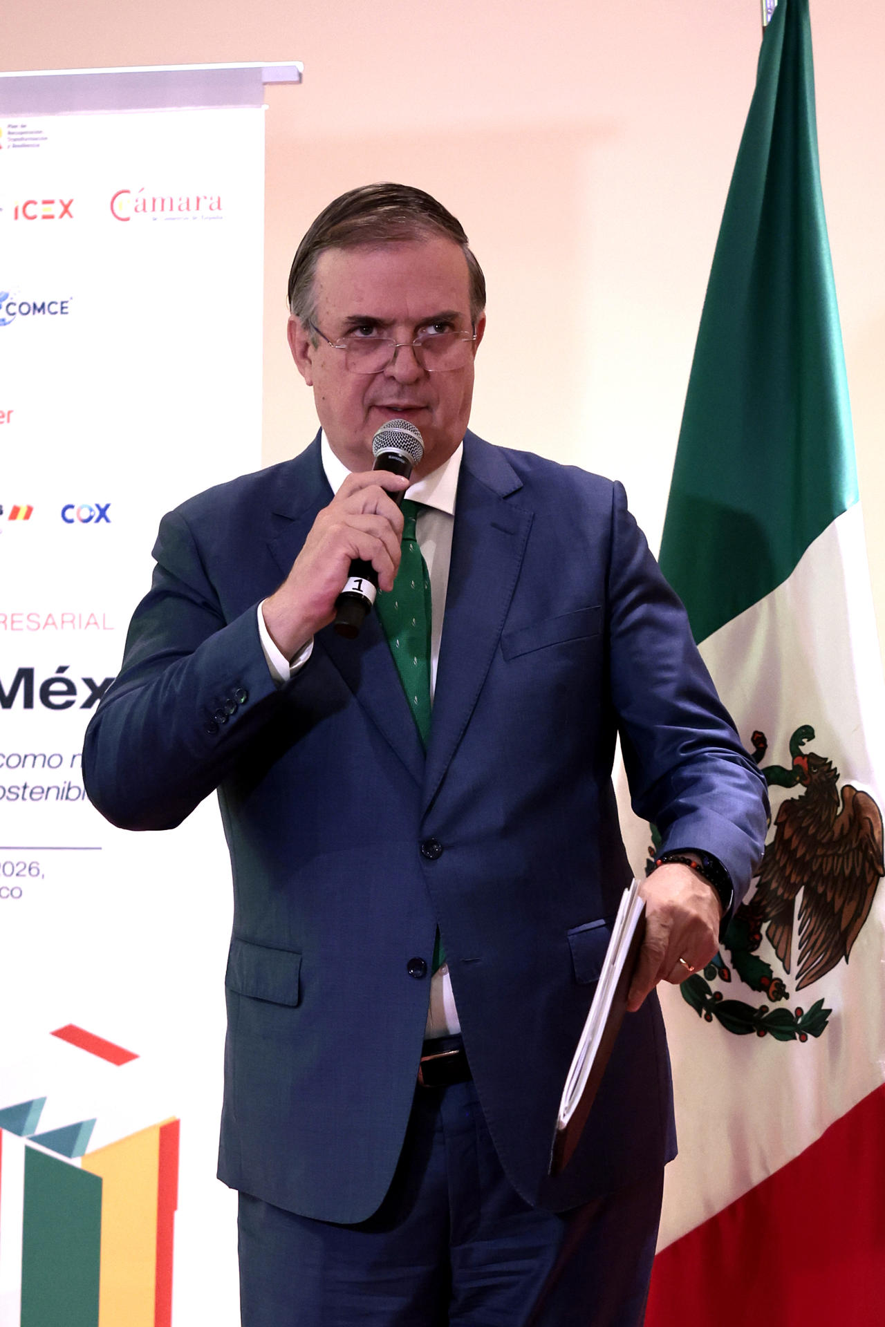 El secretario de Economía de México, Marcelo Ebrad, habla durante el encuentro empresarial 'Tecnología y competitividad como motores de transformación sostenible' este martes, en Ciudad de México (México). EFE/ José Méndez
