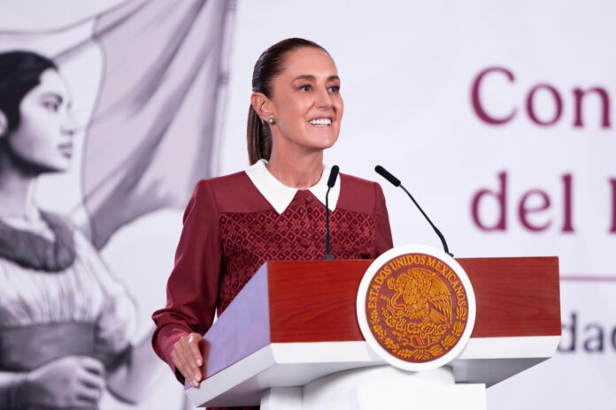 Fotografía cedida por la Presidencia de México que muestra a su mandataria Claudia Sheinbaum hablando durante una rueda de prensa este martes, en el Palacio Nacional en Ciudad de México (México). EFE/ Presidencia de México /SOLO USO EDITORIAL/ NO VENTAS/ SOLO DISPONIBLE PARA ILUSTRAR LA NOTICIA QUE ACOMPAÑA (CRÉDITO OBLIGATORIO)
