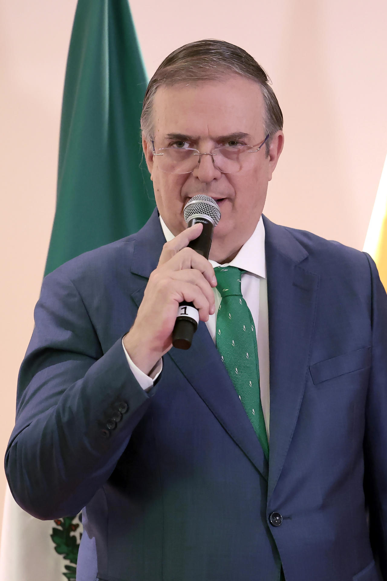 El secretario de Economía de México, Marcelo Ebrad, habla durante una rueda de prensa este martes, en Ciudad de México (México). EFE/ José Méndez
