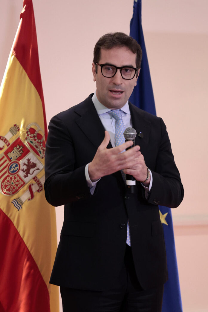 El vicepresidente primero del Gobierno español, Carlos Cuerpo, habla durante el encuentro empresarial 'Tecnología y competitividad como motores de transformación sostenible' este martes, en Ciudad de México (México). EFE/ José Méndez
