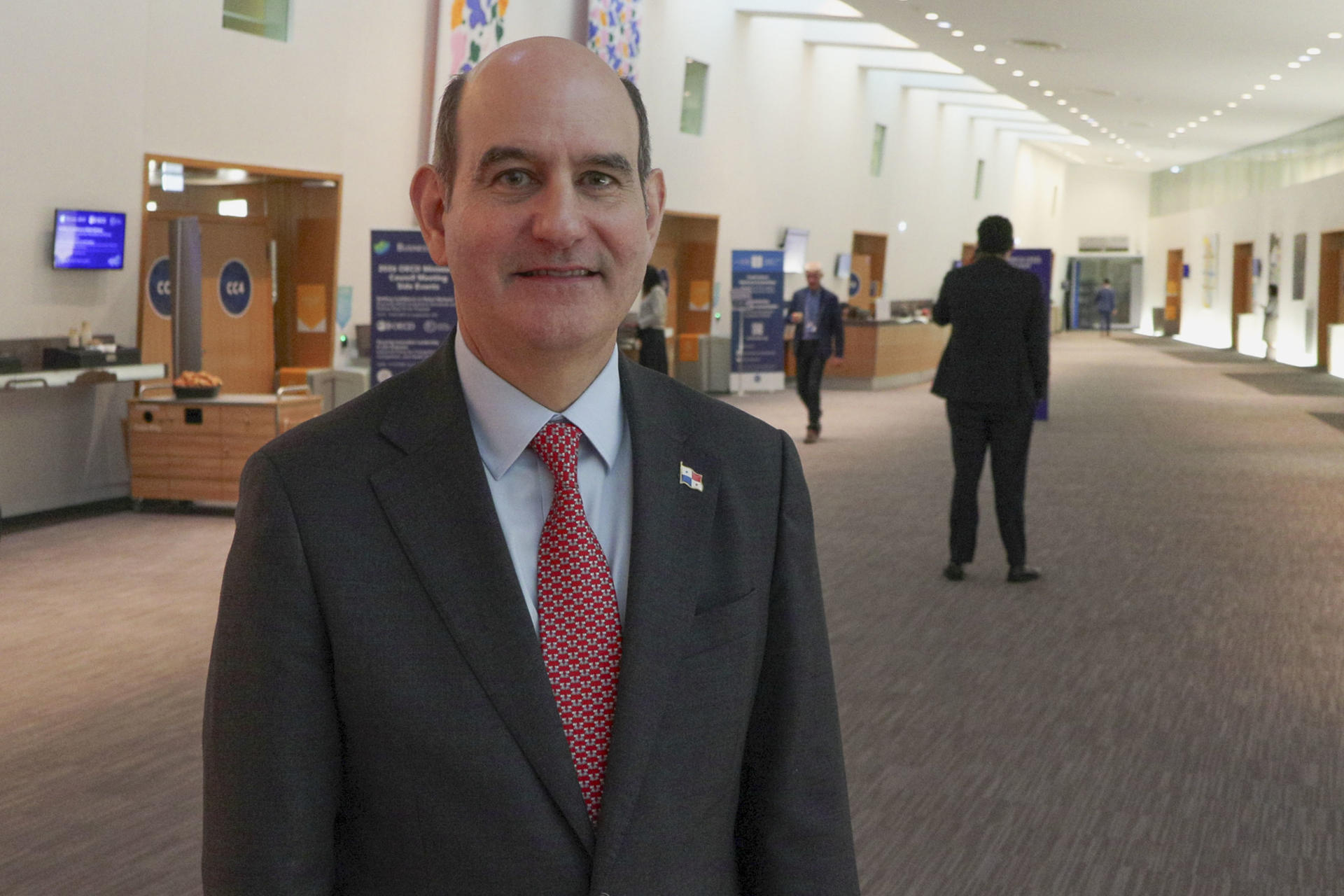 Felipe Eduardo Chapman Arias, ministro de Economía y Finanzas de Panamá, en la sede en París de la Organización para la Cooperación y el Desarrollo Económico (OCDE), con motivo de su participación en el 18 Foro Económico Internacional sobre América Latina y el Caribe, este martes en Paris.-EFE/ Edgar Sapiña Manchado
