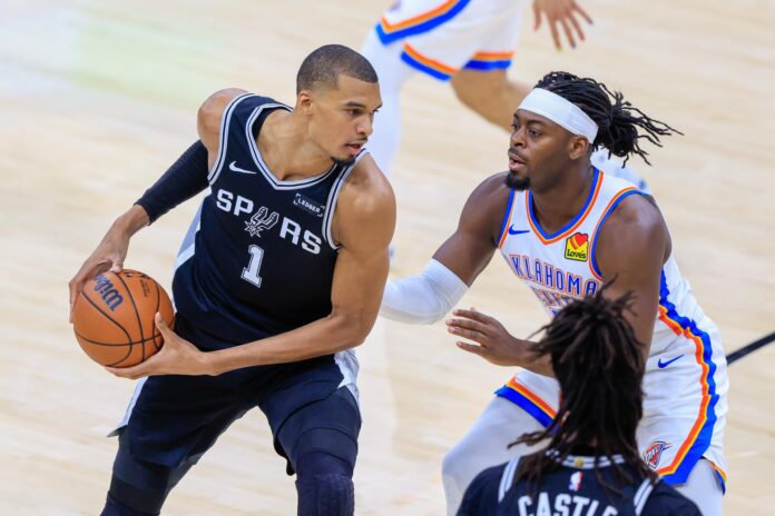 Fotografía del 28 de mayo de 2026 en la que se observa al alero de los San Antonio Spurs Victor Wembanyama (i) en acción durante el Sexto Partido de las Finales de la Conferencia Oeste de la NBA entre los San Antonio Spurs y los Oklahoma City Thunder en San Antonio, Texas (EE.UU.). EFE/ADAM DAVIS PROHIBIDO SU USO EN SHUTTERSTOCK
