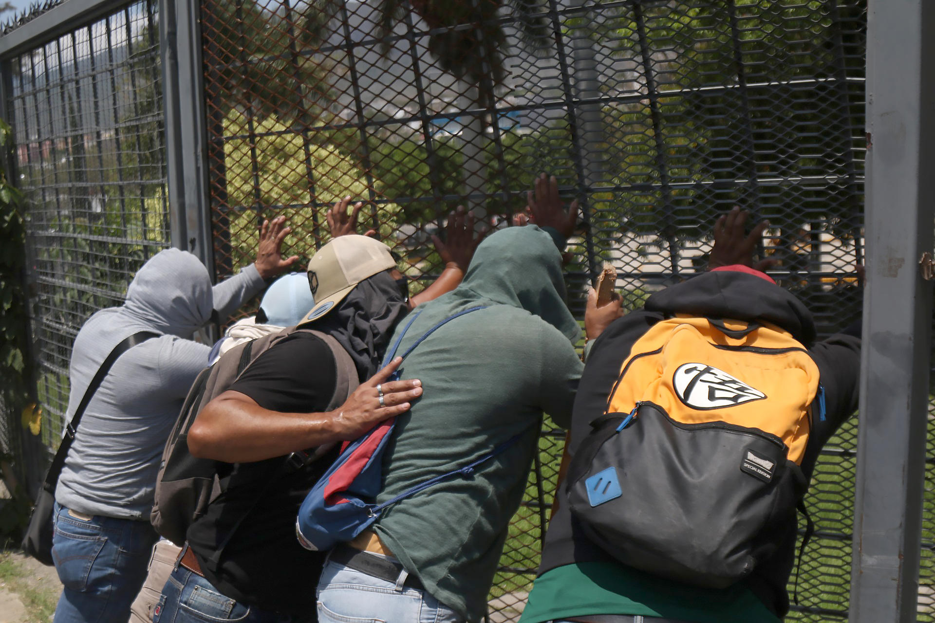 Integrantes de la Coordinadora Nacional de Trabajadores de la Educación (CNTE) intentan derribar una valla durante una protesta este martes, en Chilpancingo (México). EFE/ José Luis De La Cruz
