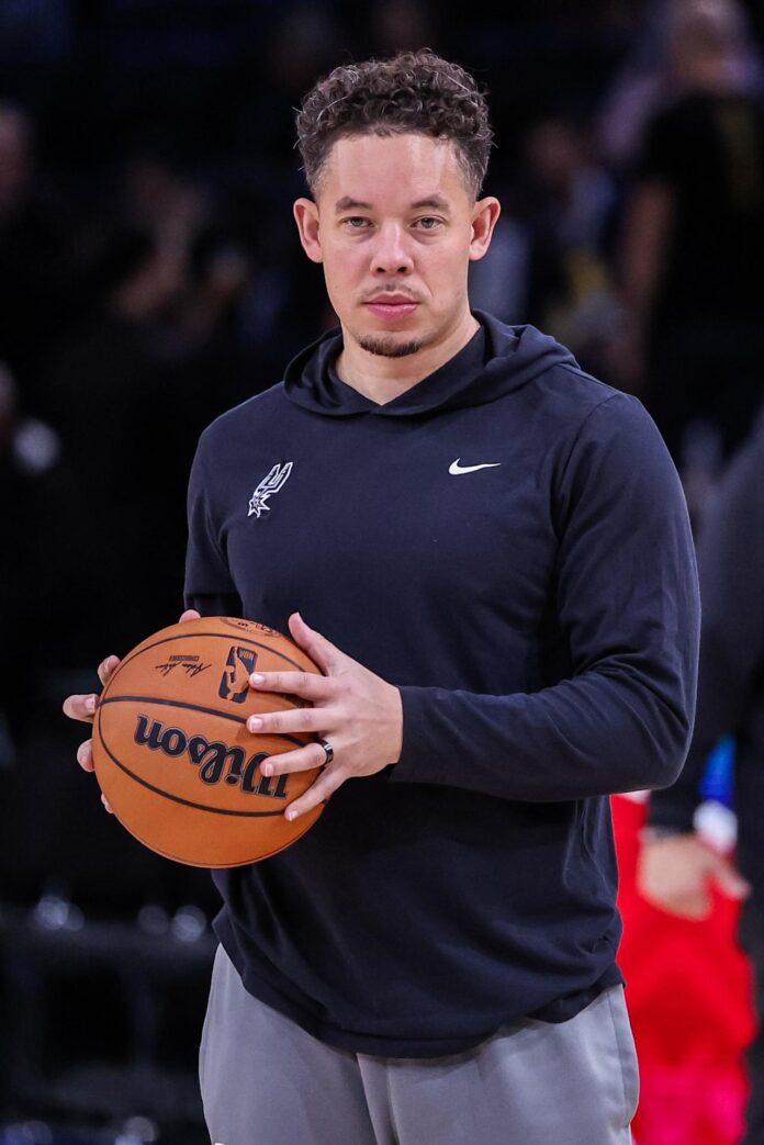 Fotrografía de archivo del 25 de enero de 2025 en la que se observa al entrenador de los San Antonio Spurs, Mitch Johnson. EFE/CHRISTOPHE PETIT TESSON PROHIBIDO SU USO EN SHUTTERSTOCK
