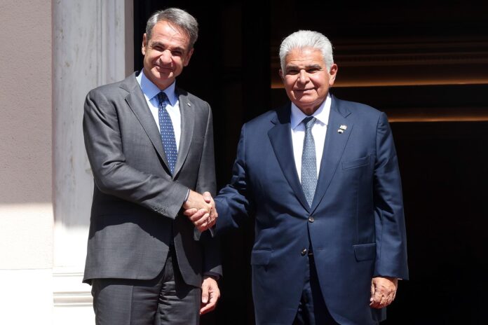El Primer Ministro griego, Kyriakos Mitsotakis (i), da la bienvenida al Presidente de Panamá, José Raúl Mulino Quintero (d), en Atenas, Grecia, el 02 de junio de 2026. EFE/ORESTIS PANAGIOTOU
