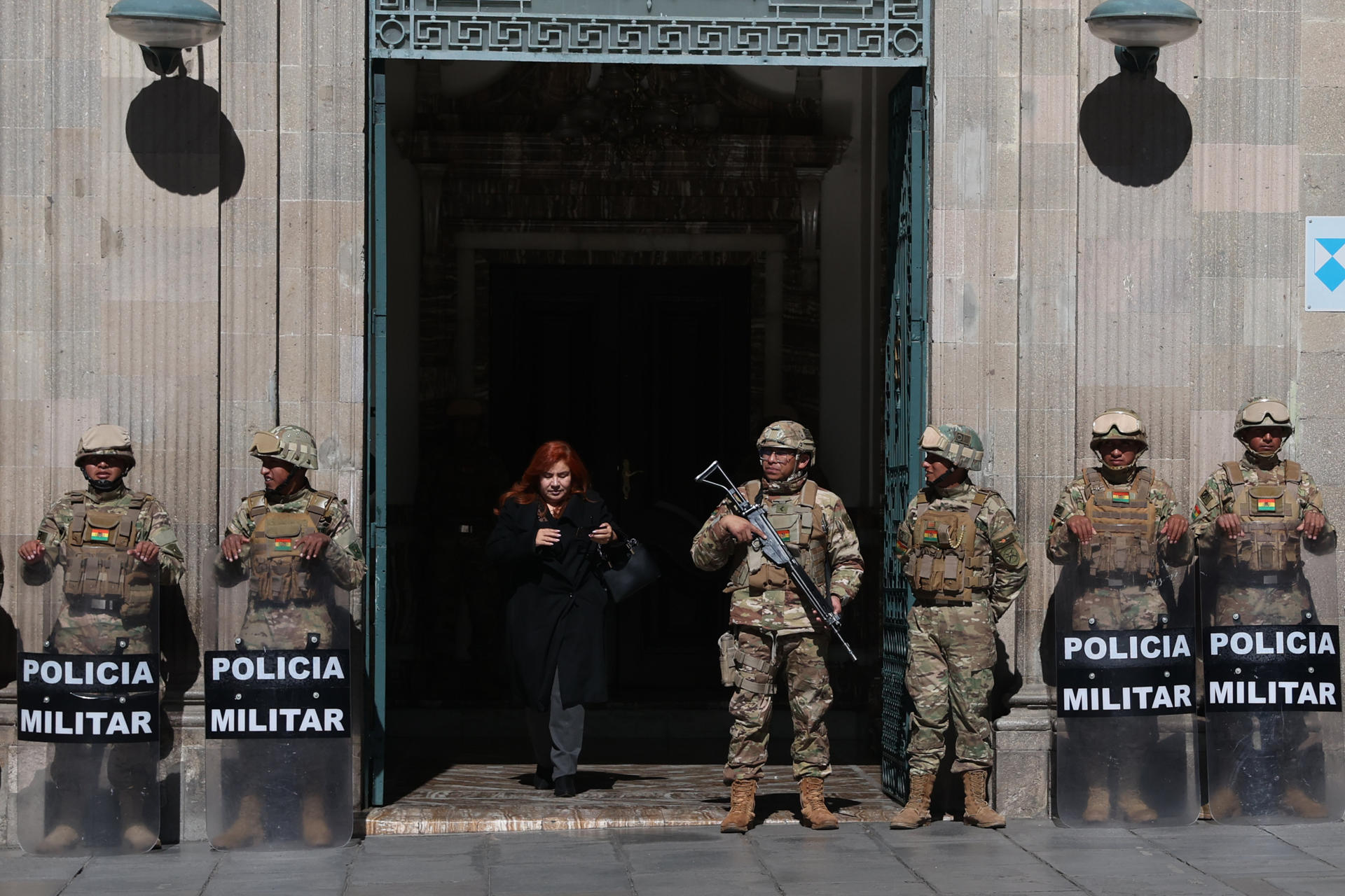 Integrantes de la Policía Militar custodian el ingreso al Palacio de Gobierno este 2 de junio de 2026, en La Paz (Bolivia). EFE/ Luis Gandarillas
