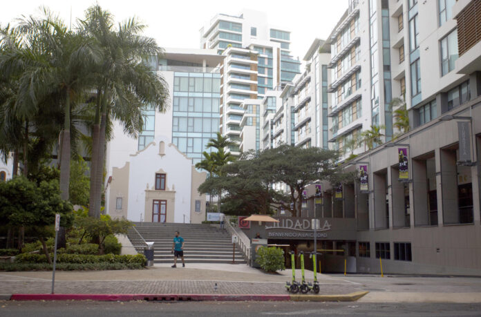 Fotografía de archivo de un complejo de apartamentos, en San Juan, Puerto Rico. EFE/Thais Llorca
