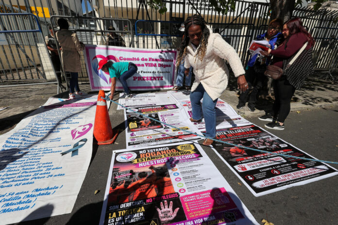 Personas participan en una protesta este 2 de junio de 2026, frente a la sede del Servicio Nacional de Atención Integral a Personas Adultas Privadas de la Libertad (SNAI) en Quito (Ecuador). EFE/ José Jácome
