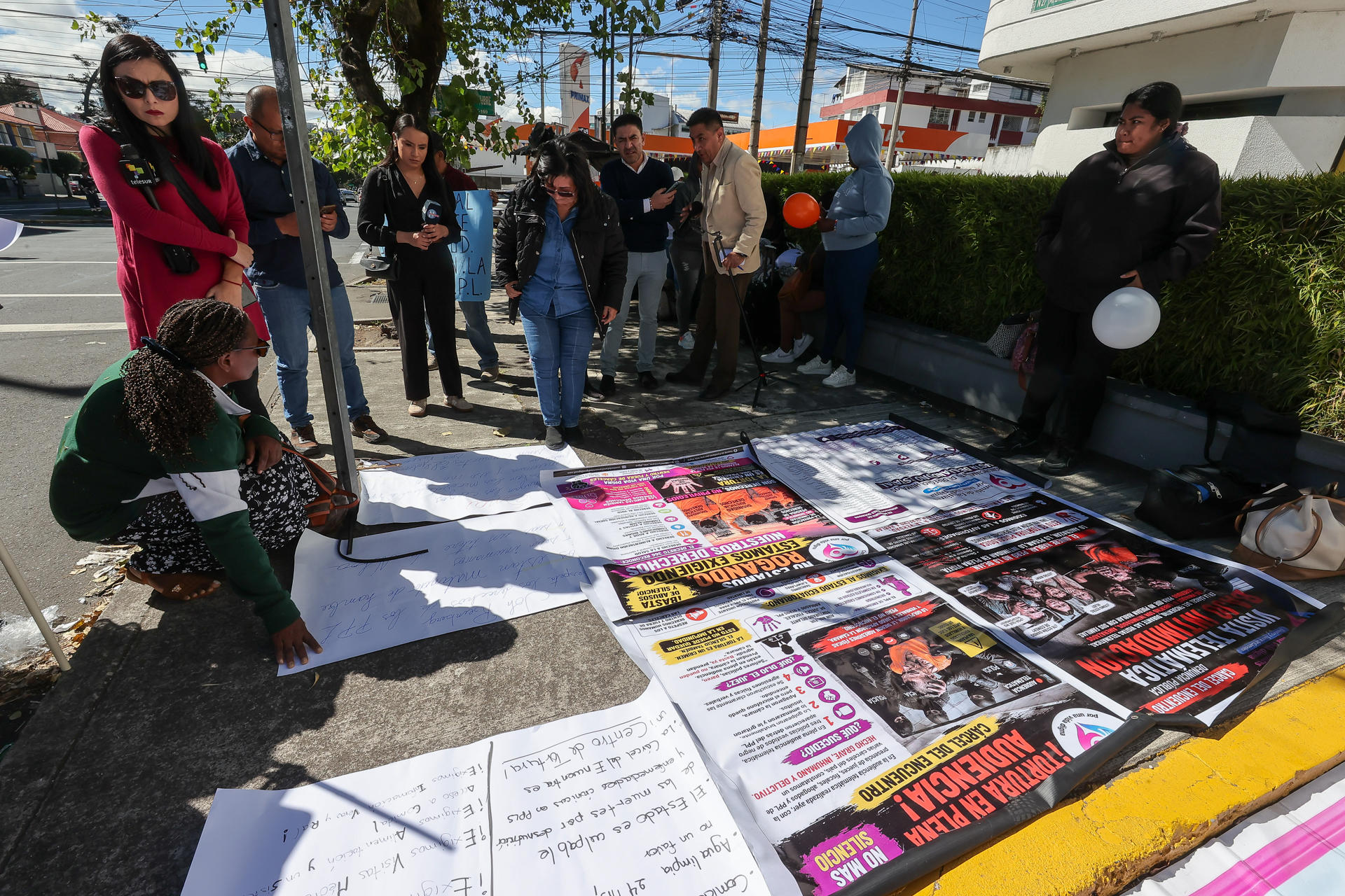 Personas participan en una protesta este 2 de junio de 2026, frente a la sede del Servicio Nacional de Atención Integral a Personas Adultas Privadas de la Libertad (SNAI) en Quito (Ecuador). EFE/ José Jácome
