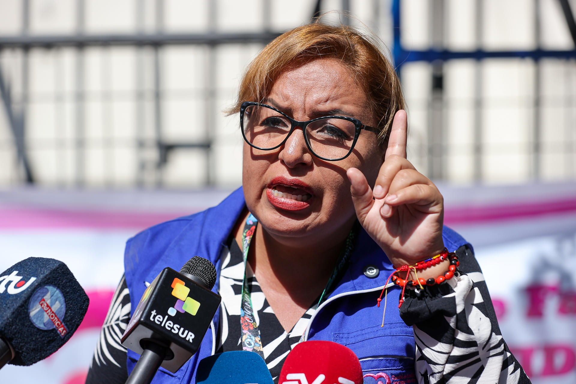 La presidenta del Comité de Familiares por una Vida Digna, Ana Morales, habla durante una rueda de prensa este 2 de mayp fe 2026, en Quito (Ecuador). EFE/ José Jácome
